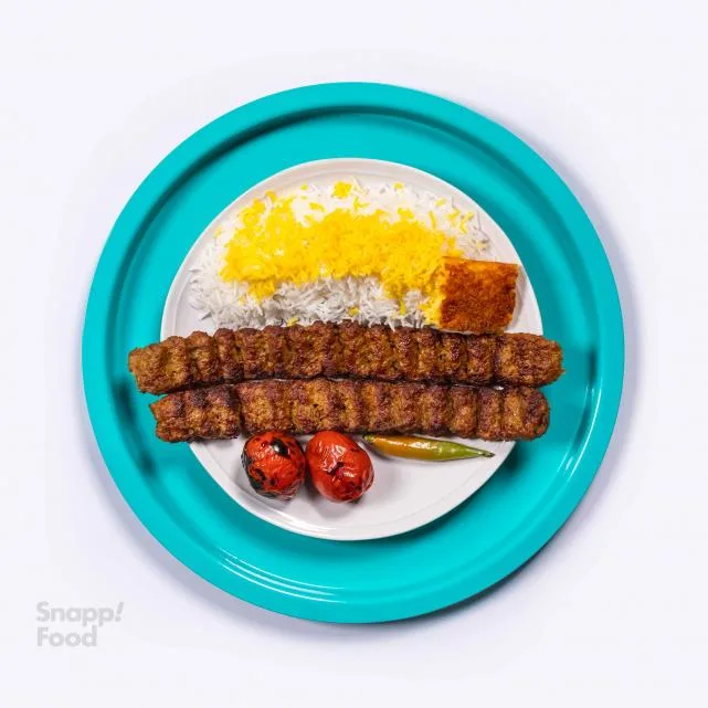 چلو کباب کوبیده زعفرانی دو سیخ
