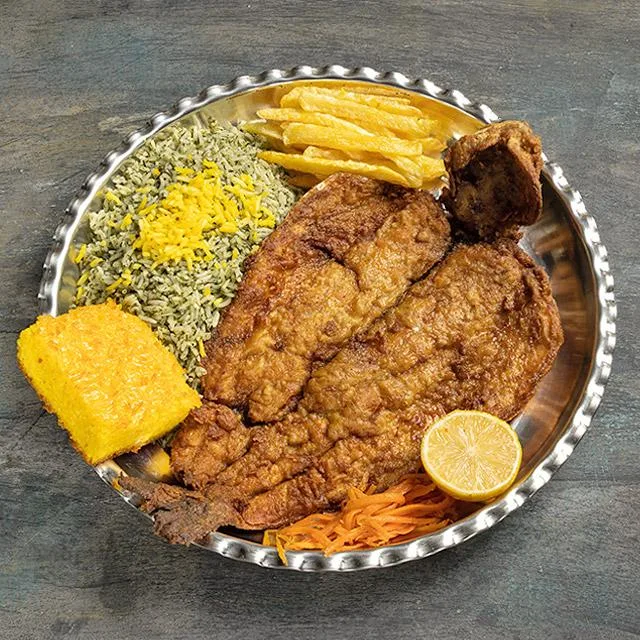 سبزی پلو با ماهی قزل آلا سرخ شده