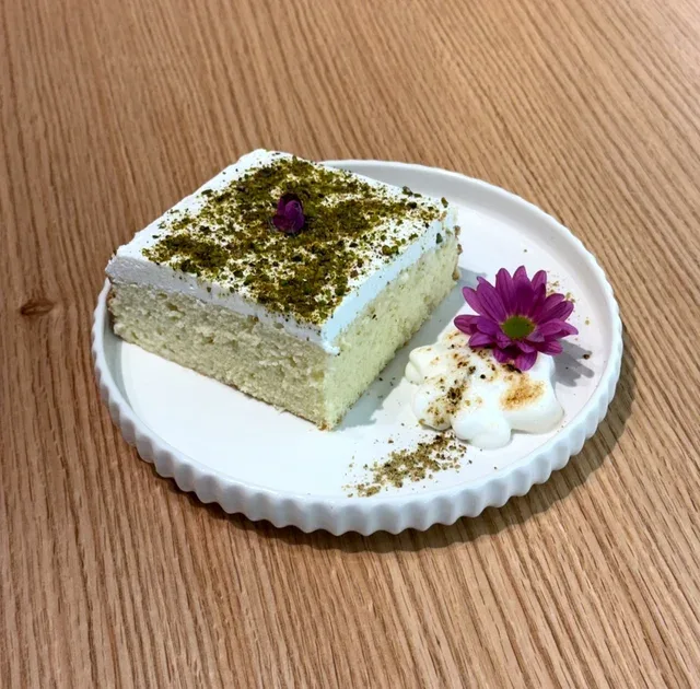 کیک سه شیر پسته