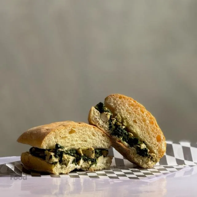 چاپاتا مرغ و اسفناج چاودار