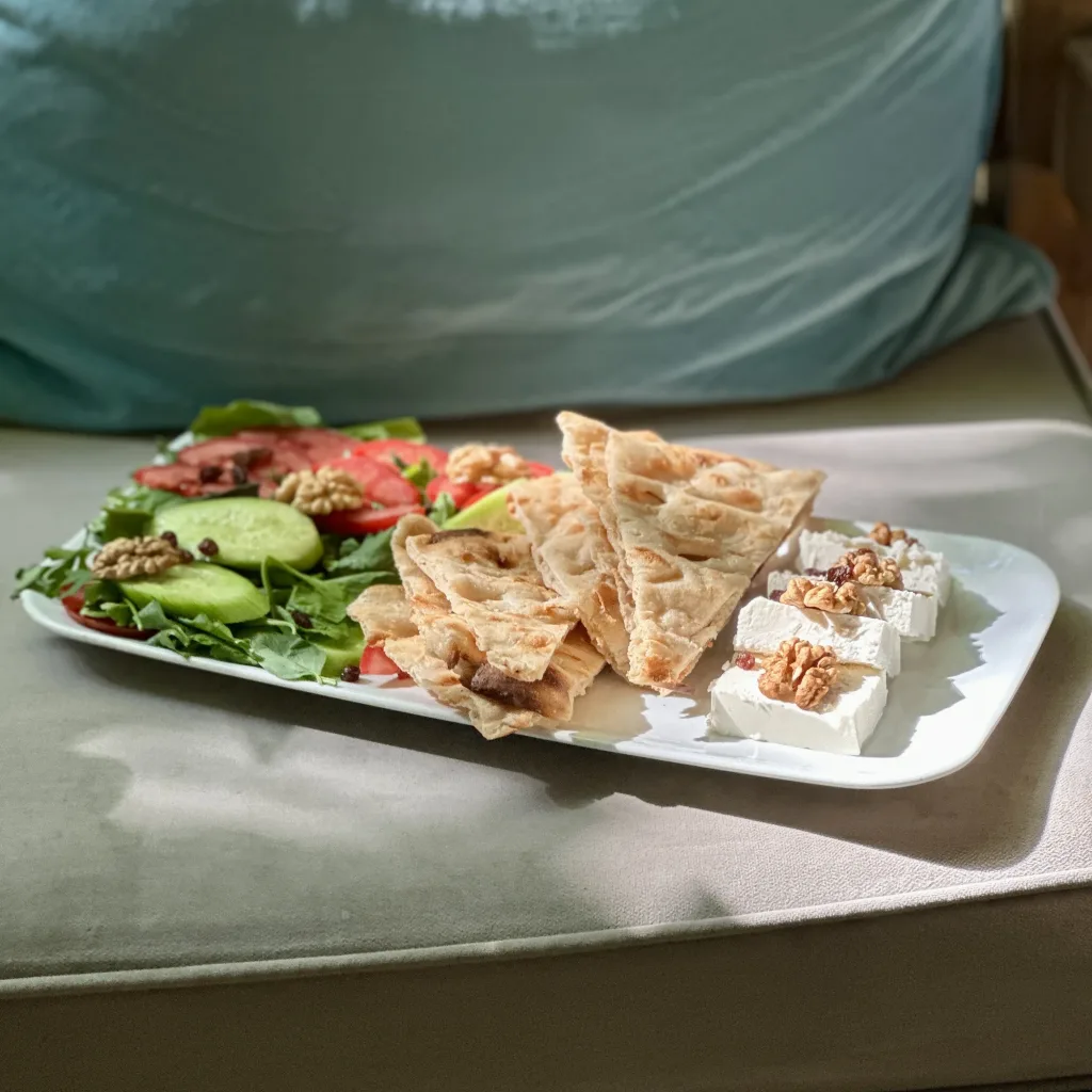 بشقاب نان پنیر و گردو و سبزی خوردن